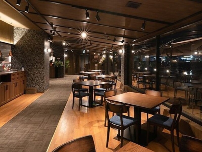 店内54席、テラス30席の計84席をご用意し、貸切も20名様から50名様以上まで対応可能です。