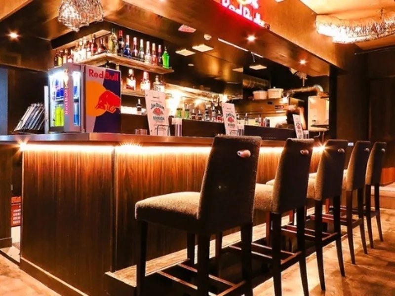 お洒落なカウンター席あり！お１人でダーツやお酒を楽しみたい方も大歓迎です！