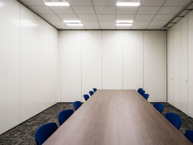 洗練されたデザインの中規模個室です。3側面にはマグネットの貼り付けが可能で、資料を掲示した効率的な会議が行えます。Wi-Fiとホワイトボードを完備し、Web会議から面接まで幅広いビジネスシーンに対応する明るい空間です。