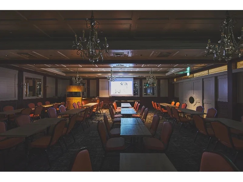 店舗中央からのスクリーンの見え方