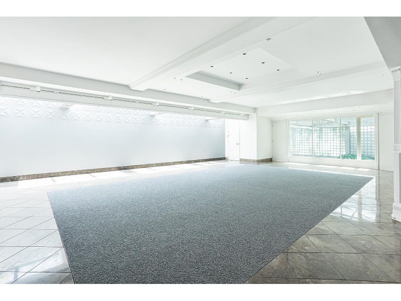 純白の空間がエレガンスを演出
クリーンでモダンなデザインが、あらゆる装飾やアート作品を際立たせます