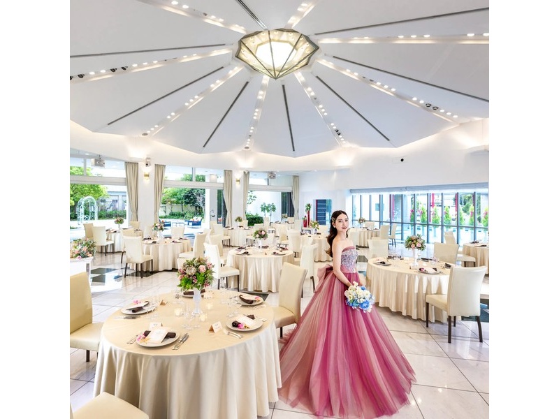 メゾン・ド・フォンテーヌは、豊かな緑と恵みの泉をテーマにした太陽の光あふれるモダンな邸宅です。