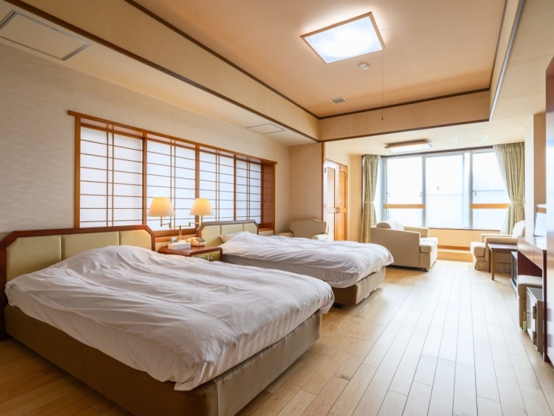 元役員室を改装した特別室は、専用の入口付きでプライバシーも安心。 障子越しのやわらかな光と、広々としたベッドスペースが、上質な滞在を約束します。 グループの主賓や先生、ご年配の方にも好評の“特別な一室”です。