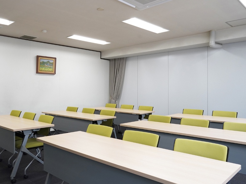 四谷三丁目駅徒歩2分と駅近＆リーズナブルな会議室です。※スクール形式　18名着席可能。