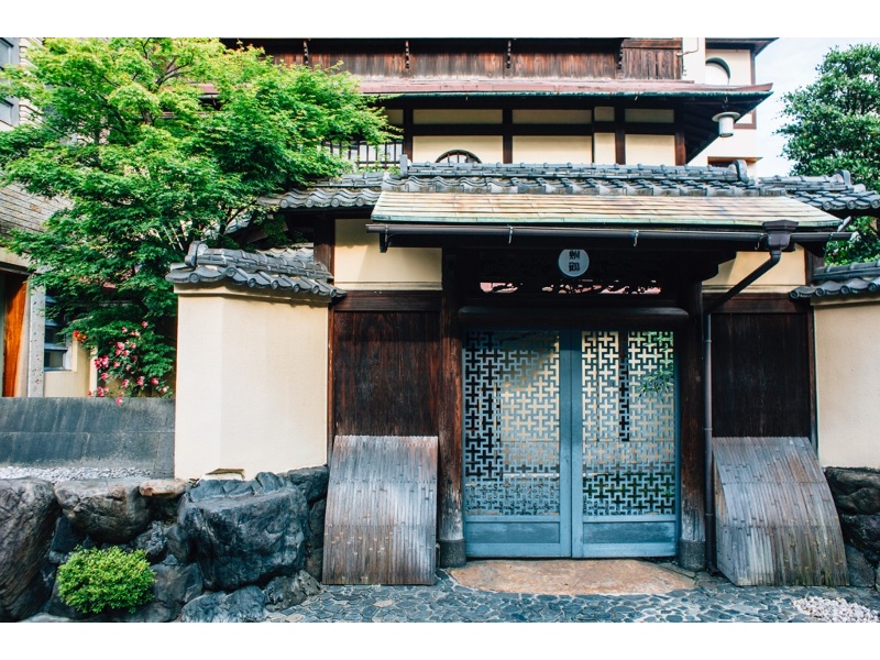 【歴史】
江戸時代から旅籠やお茶屋など京の老舗が無数に軒を連ねる木屋町通。古都の趣が随所にみられるこの界隈で静かに佇むのが「鮒鶴」という和風建築。長い年月で培われた味わいは往年のままに、現代の息吹を吹きこまれ、新たな歴史を刻みはじめました。