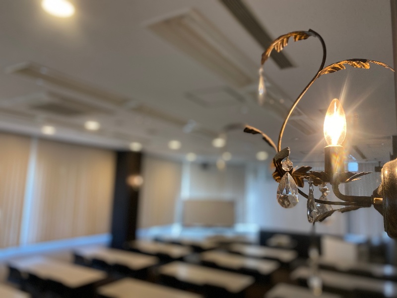 【多目的ホール】ダウンライトとブラケットライトでパーティーの雰囲気を演出