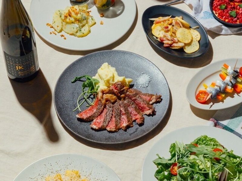 シェフこだわりの調理法で素材の味を引き出す絶品料理をご提供！