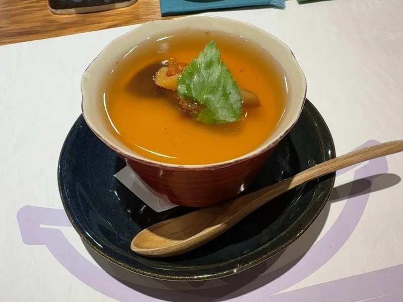 旬の食材を丁寧に使用し、なめらかで深みのある味わいに。素材の甘みと旨味が凝縮された、体に染み渡る一椀です。