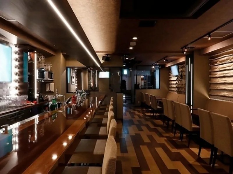 4名様など少人数～中人数でのパーティーなどに使えるソファー席になっております。お誕生日お祝いやバルーンなどでの飾りつけもOK♪大人気のお席のため事前のご予約をおすすめしております♪合コンやちょっと仲間内で集まる時にもぴったり！