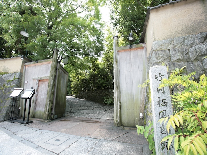 ■門前入り口
京都・東山にありますTHE SODOHの圧倒的なロケーション。門をくぐればそこには別世界が広がっています。