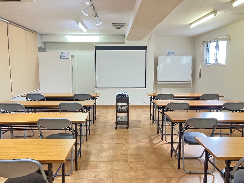 第三会議室は会場面積47m²となり、中人数の収容が可能です。収容可能人数は16人（最適人数）～3名掛け最大24人。プロジェクターも完備。

少人数の会議や打ち合わせ、面接会場等にちょうどよい広さです。簡易冷蔵庫・キッチンがございますのでお茶出し等が可能です。