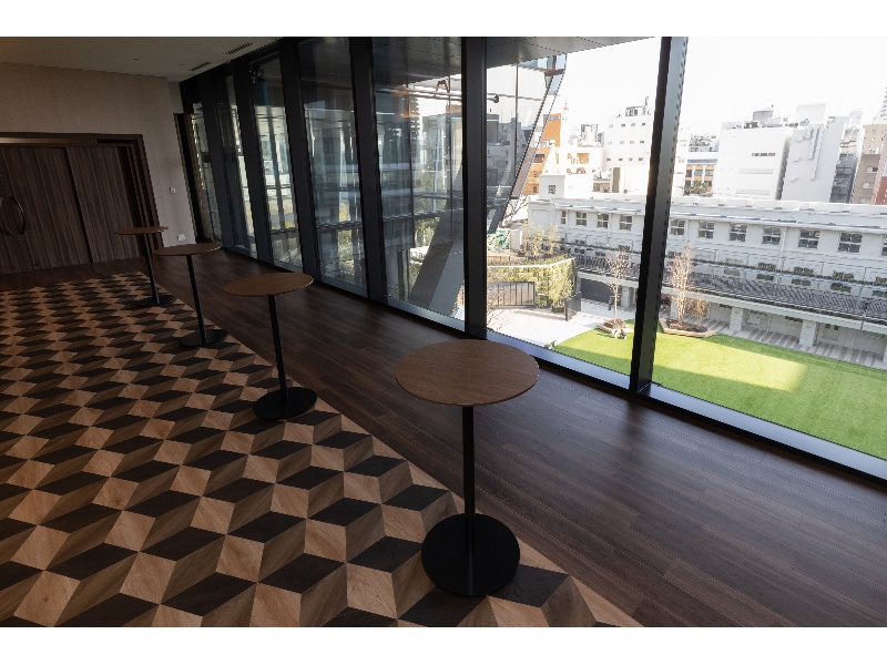 Cross Lounge
FDGCパークの緑を一望できる開放感のあるラウンジは歓談や休憩等、会議のオフタイムに寛げる空間です。Link RoomとDialogue Roomを両方ご利用の場合は占有が可能です。