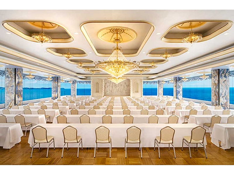 相模灘を望む開放的な空間と華やかなシャンデリアが印象的なメインバンケットホール。周年行事や表彰式、企業パーティーなどに最適です。