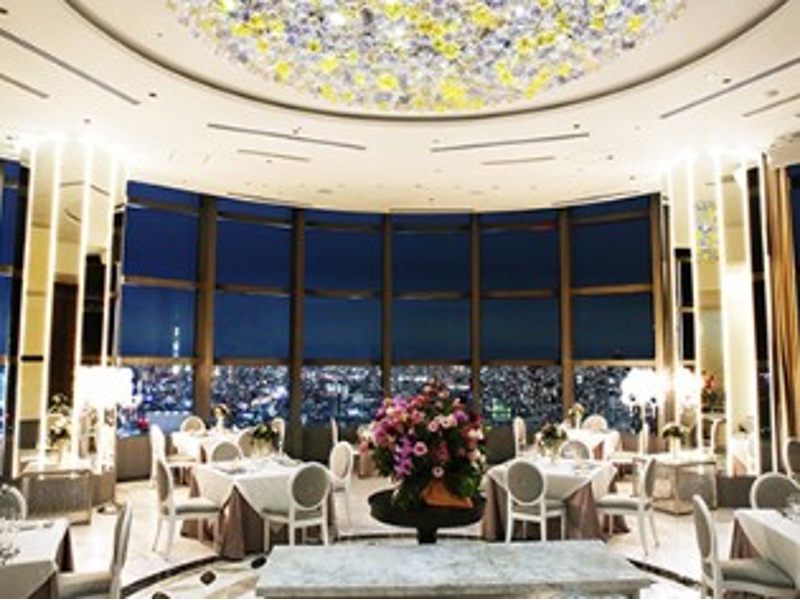 最大130名様まで収容可能。どのお席からも壮大なパノラマビューをお楽しみいただます。