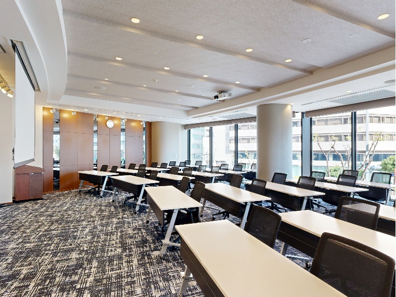 プレミアホールを分割利用時、107㎡のお部屋となります。
スクール形式最大40名様まで収容。