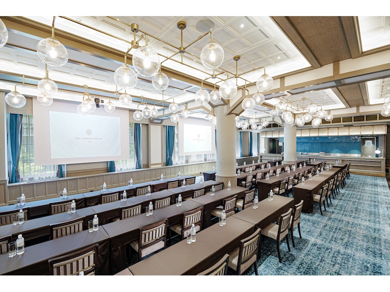 4F THE DINING ROOM
・面積 173㎡
・天井高 3.1 – 3.8m
・着席 120名様 / 立食 140名様
・スクール形式 126名様
・シアター形式 176名様
・スクリーンサイズ 150インチ/16:9(2面有)