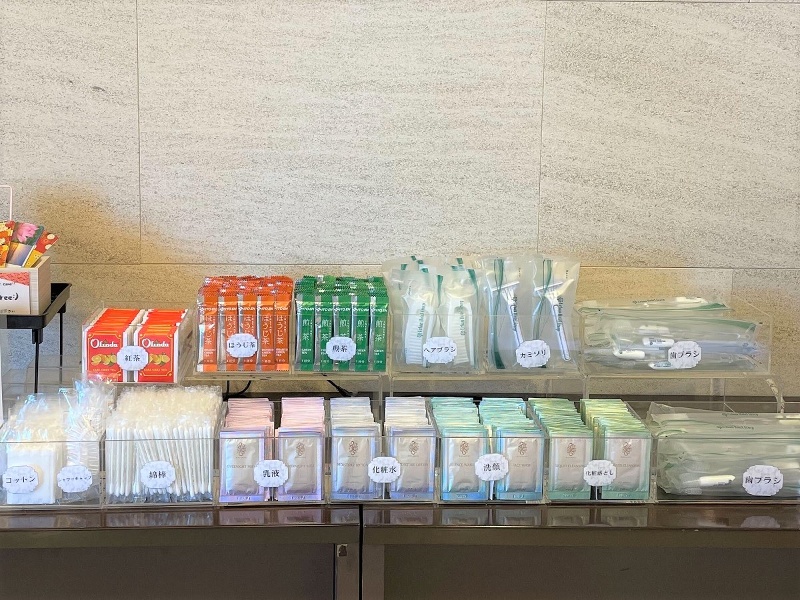 アメニティバー
(客室にはシャンプー、コンディショナー、ボディソープ、ハンドソープ、フェイスタオル、バスタオル、バスマット、ワンピース型パジャマ、ドライヤー、スリッパ、衣類用消臭剤、靴べらがございます。)