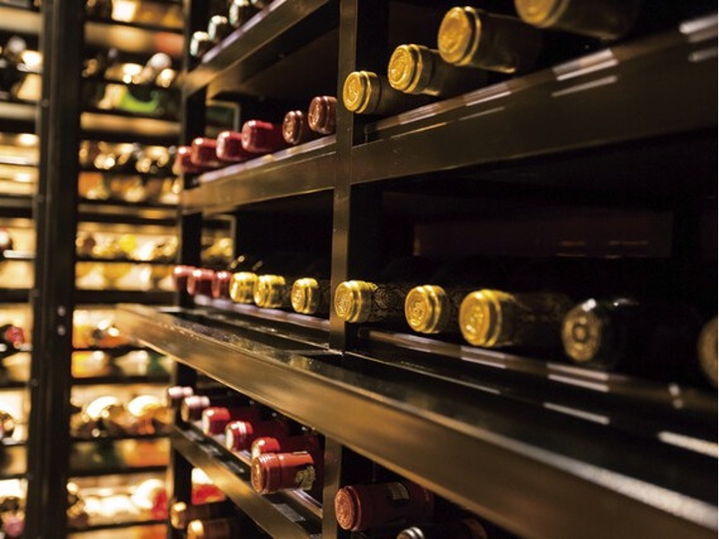 大きなワインセラーが自慢、アメリカを中心に世界各国から厳選したワインが揃う