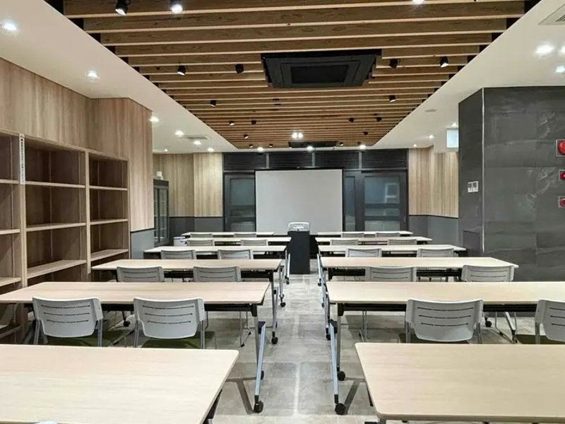 本郷三丁目駅から徒歩5分、お茶の水駅から徒歩10分の好アクセスを誇る「スタジオ・アドバンス・本郷」は、107平方メートルの広々とした多目的スペースで、会議、オフサイトミーティング、研修、セミナーに最適な環境を提供します。
