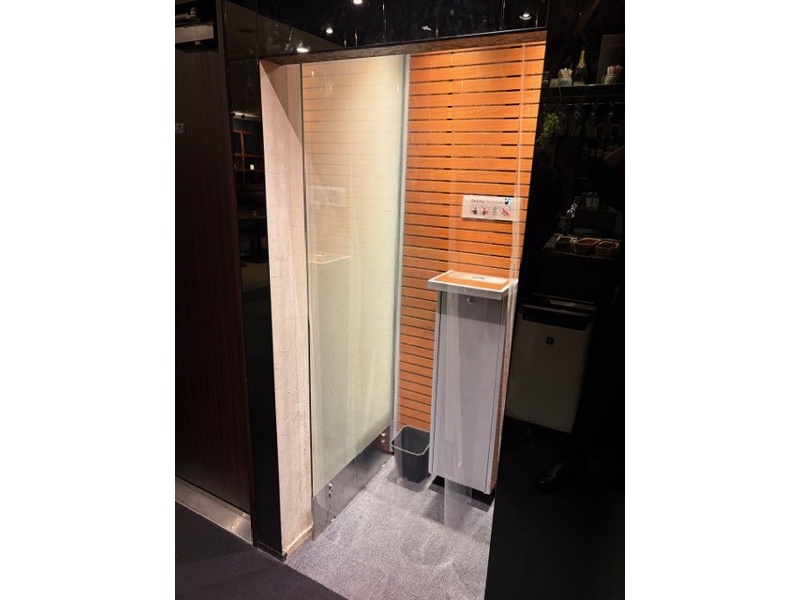 【喫煙ブース】
専用の喫煙スペースがございます。
※お部屋によっては使用できない場合がございます。スタッフにお尋ねください。