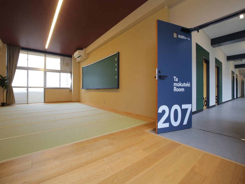 207号室(多目的ルーム)宿泊12名
飲食可/フリーWi-Fi/冷蔵庫有/プロジエクター有/ホワイトボード有