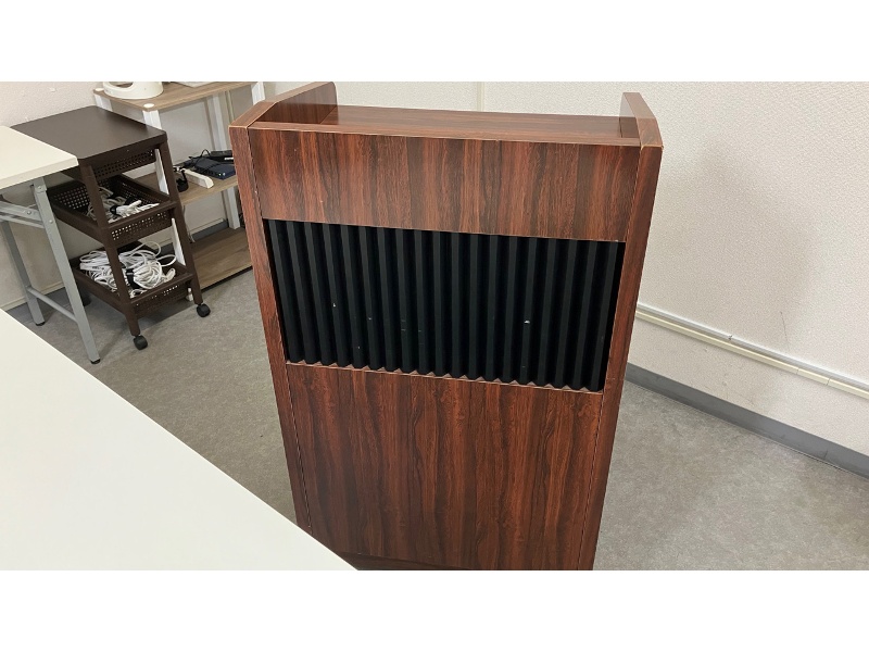 講演会、展示会などイベント会場のスピーチで使用する演台・司会台も無料で貸し出ししております。
パソコンや資料、荷物を置くのにとても便利です。