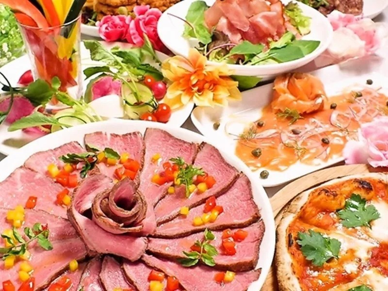 料理はサラダに揚げ物やパスタ、ピッツァ、おつまみまで充実の品揃え♪