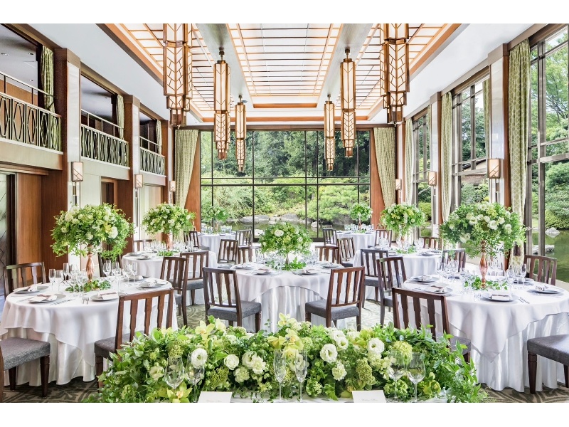 ■ザ ボールルーム
着席：120名様　立食：140名様
二面の大きな窓から風情ある日本庭園の趣を堪能できる、天井高約5mの格調高いパーティー会場。