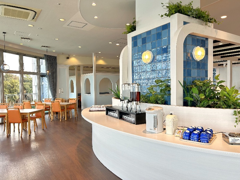 レストランケープ内観
瀬戸内の海をイメージした、白と青の素敵な空間がお客様をお出迎え致します。