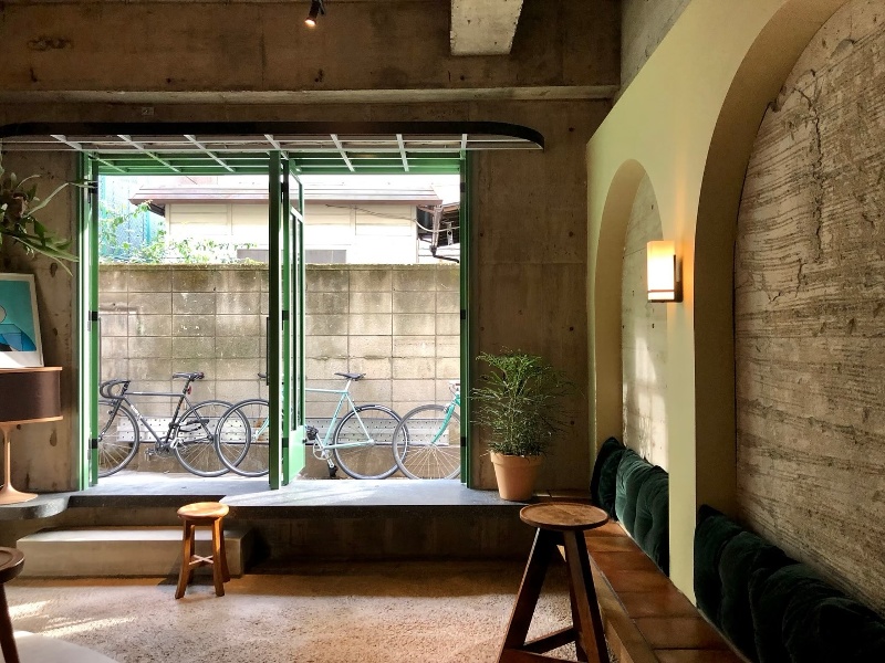 落ち着いた照明で集中できる会議環境を提供