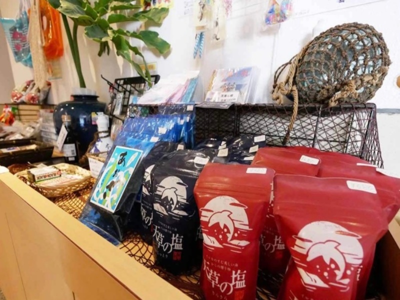 「売店」
天草のお土産を取り揃えております。
特産の「あおさ」が人気です！