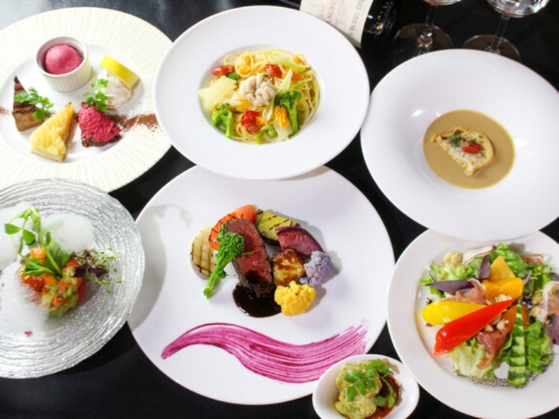 旬の有機野菜とA5和牛を彩り豊かに盛り付けた季節のコース料理。自社農園から届く新鮮素材で仕上げた、見た目も華やかなイタリアンコースです。