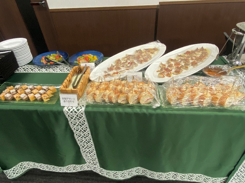 【Room4A】パーティー利用時の写真です。お客様にて別途ケータリング会社に依頼していただき、お料理・お酒等をセッティング