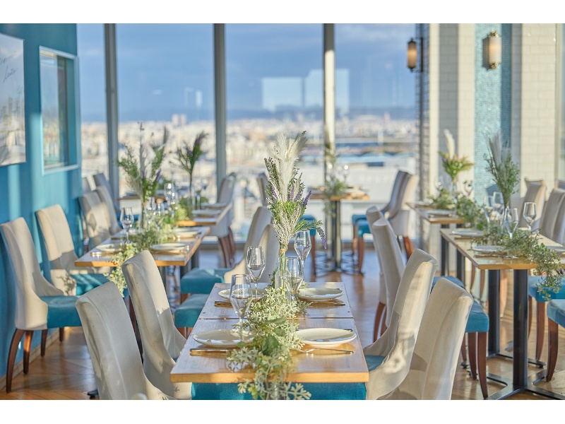 大きな窓から広がる眺望が魅力のメインフロア。昼は明るく爽やかに、夜は落ち着いた雰囲気へと表情を変え、シーンに合わせた演出が可能です。