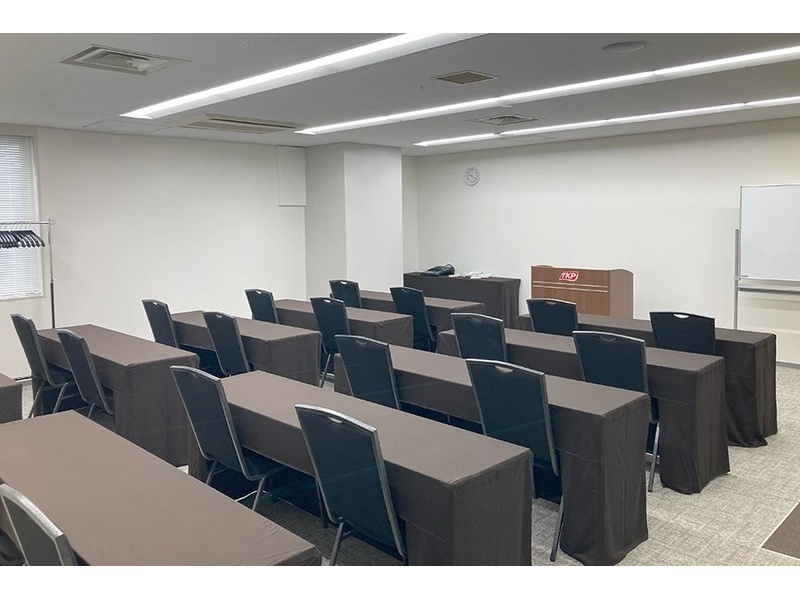 演台とホワイトボードを備えた、使い勝手のよいカンファレンスルーム29D。研修からセミナーまで、すっきりとした空間で集中できます。