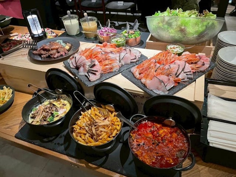 【2時間飲み放題付き！半立食ビュッフェ】豪華13品ビュッフェスタイル　忘新年会におすすめ！