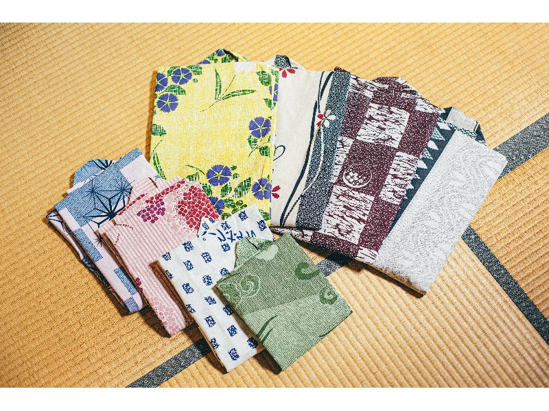 ご宿泊の際にはお好きなお色目の浴衣をお選びください