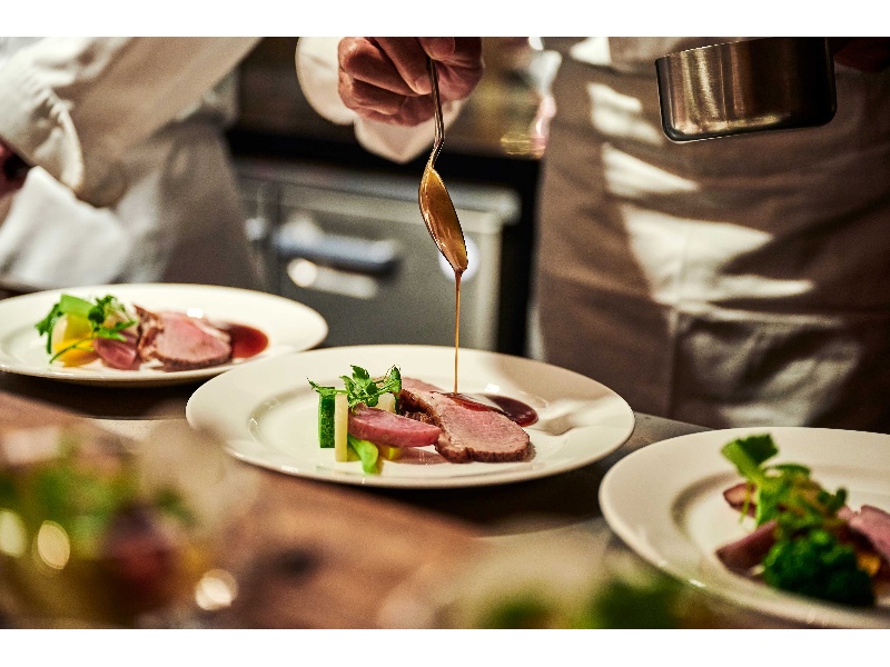 【料理のこだわり】
特別なパーティーに華を添えるのが、贅を凝らした料理の数々。宴会・パーティーの様々な趣旨に合わせて料理長が提案させていただくメニューは、味、見た目ともに幅広い年齢層の方にご好評いただいております。