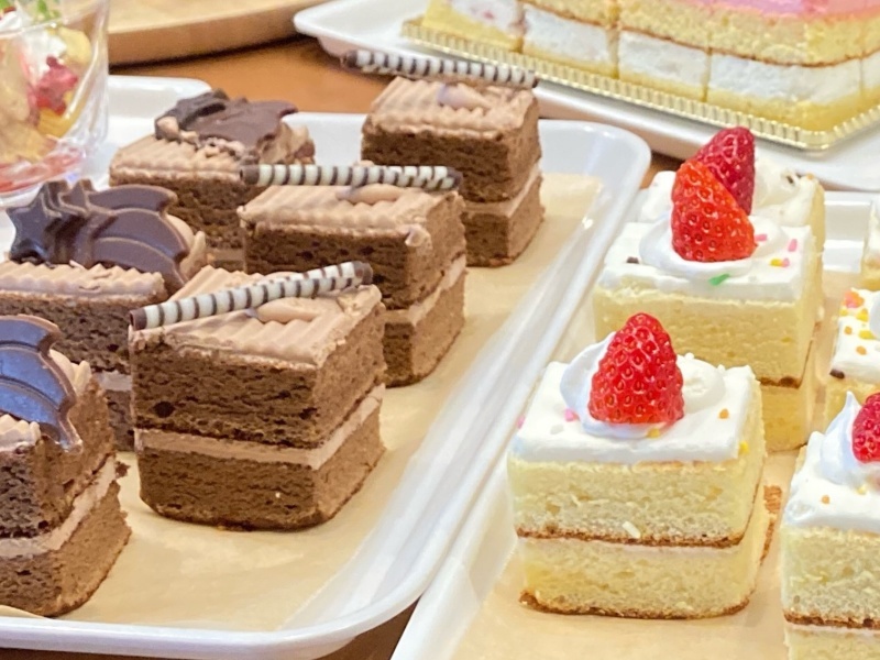 レストラン「錦」
デザートビュッフェ
お食事のご注文＋500円（税込）でシャトレーゼのケーキとYATSUDOKIカフェの焼き菓子、＋300円でドリンクをお好きなだけお召し上がりいただけます。
※ケーキ、焼き菓子は日替わりです。