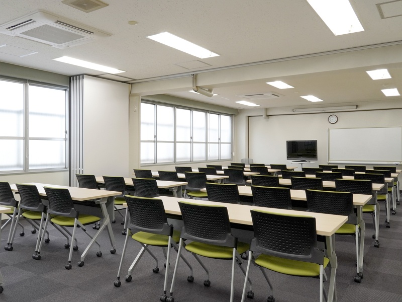 全面に広がる窓からの光で明るく開放的な会議室。セミナーや会議などにぴったりな会場です。※第一+第二会議室　スクール形式　39名着席可能。