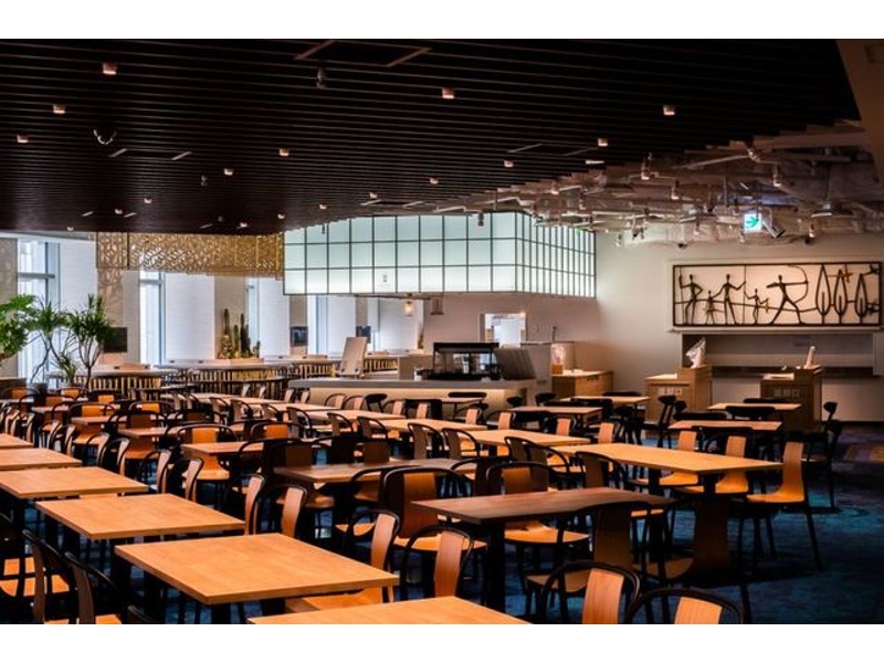 開放感のあるメインダイニング。大人数の着席パーティーにも対応可能な広々空間です。