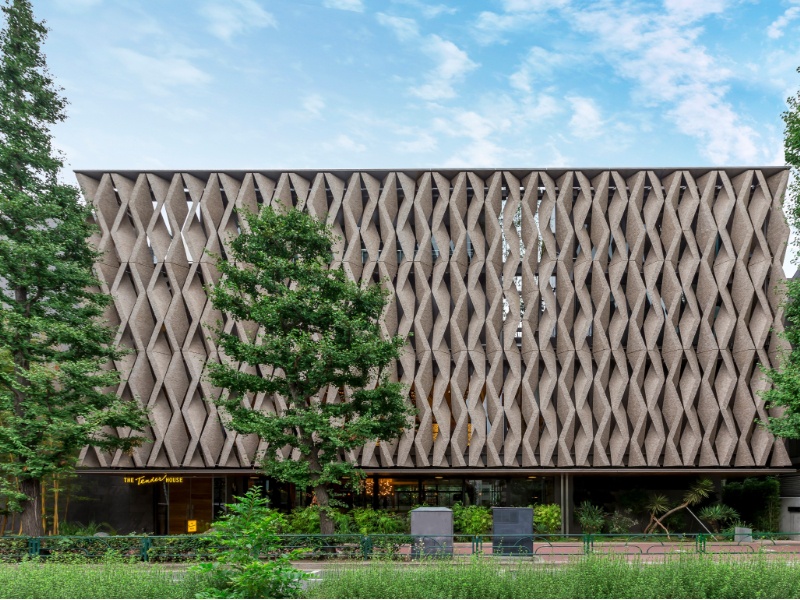 白金台の一等地に佇むモダンな外観。
白金台駅から、プラチナ通りを100m程進むと右手にございます。
