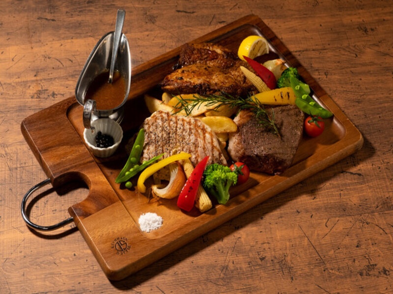 はまポーク、黒牛、大山鶏のこだわり３種の国産肉を贅沢なプレートで！