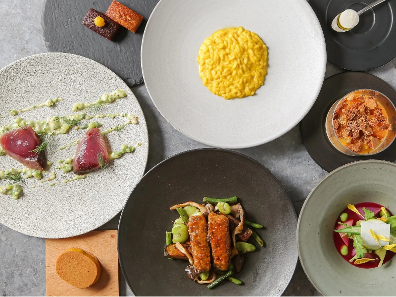 料理は東京・青山の人気フレンチ「L'AS」の兼子大輔シェフが監修し、独創的で洗練されたメインディッシュやデザートを提供します。