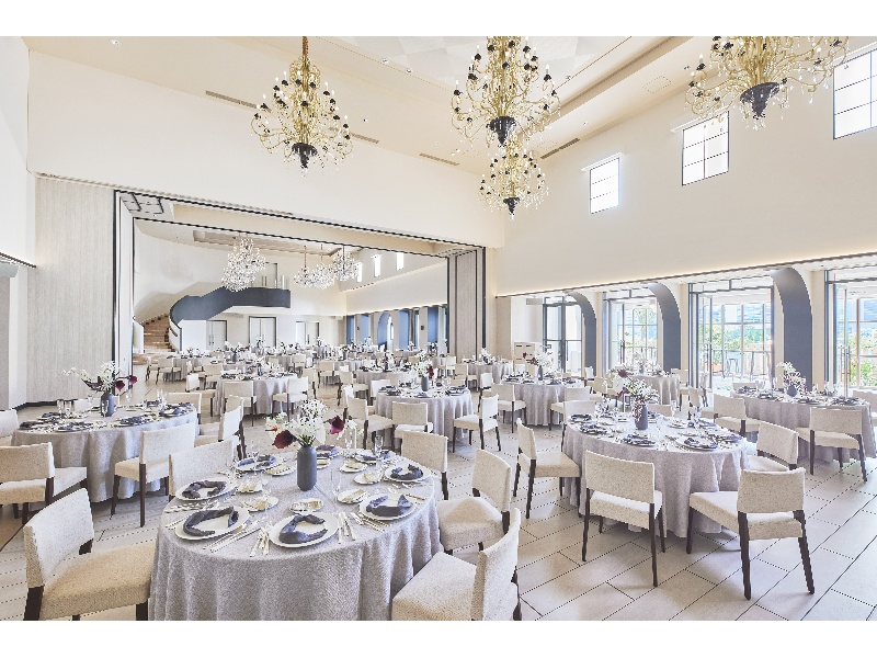 【ブライト】2つの披露宴会場をつなげることで最大350名まで対応可能！
