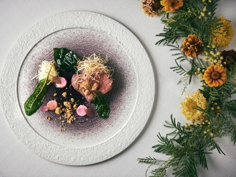 特別コース料理はゲストの記憶に残る逸品揃い。季節の食材を活かしたシェフのこだわりが皿の上に宿ります。