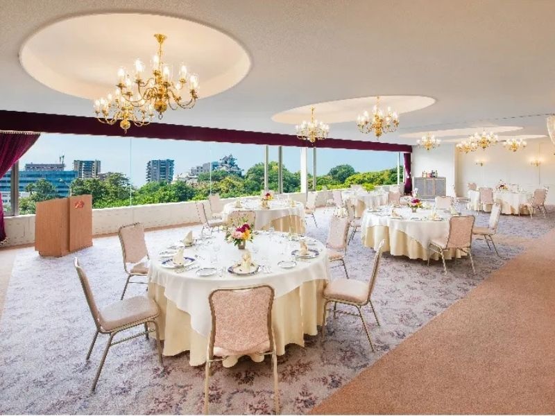 萩園の間
(収容人数　80～160名)
南面に大きく取った窓に、浜松城公園の緑がまぶしい宴会・会議場。