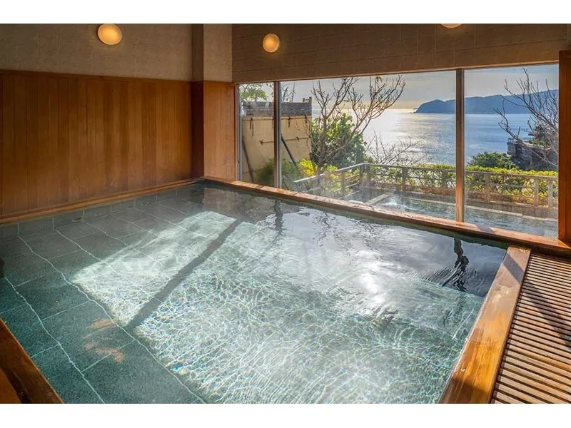 相模灘を望む大きな窓が特徴のオーシャンビュー内風呂。
自然光が差し込む開放的な温泉空間で、非日常の癒しをご提供します。