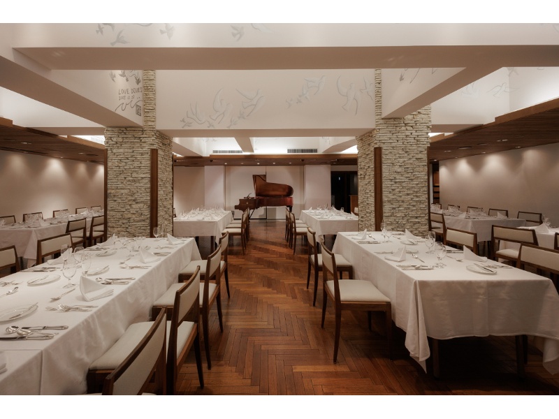 コーラル

新しい100年を見つめて、歴史の一歩を踏み出したバンケットルーム。
夜は柔らかに照明の光とともに上質な時間を。