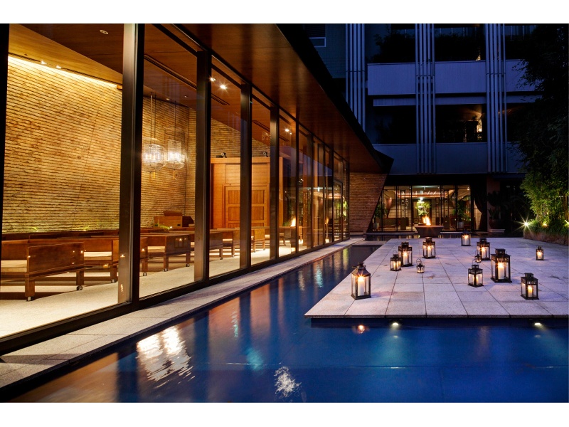 夜になるとキャンドルが灯りより上質な雰囲気に。大切なディナータイムのお集まりにどうぞ。